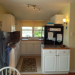 fully equipped kitchen is perfect for small meals or a feast