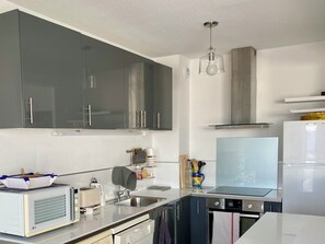 espace cuisine équipé de lave linge lave vaisselle four plaque réfrigérateur