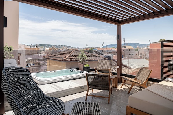 Outdoor spa tub