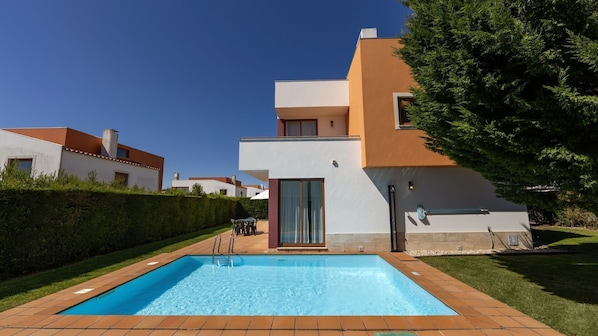 Bask in the sun or take a refreshing dip in your private pool set in a tranquil garden just minutes from the medieval charm of Óbidos.
#PrivatePool #ObidosVilla #PortugueseGetaway