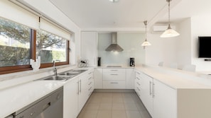 Streamlined and sunlit, this kitchen has everything you need to whip up delicious meals using fresh local produce.
#SelfCateringPortugal #ModernKitchen #ObidosHolidayHome