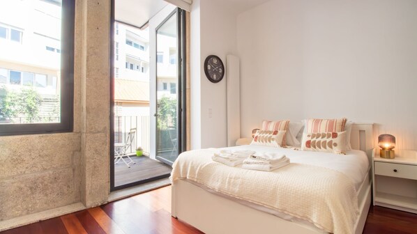 Charming bedroom with warm textures and direct access to a private balcony, perfect for morning light and fresh air
#PortoStay #CozyBedroom #BalconyAccess #NaturalLight #UrbanEscape #LovelyStay