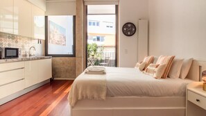 Compact and stylish studio space featuring a comfy bed and sleek kitchenette with patterned backsplash
#StudioApartment #DesignDetails #SelfCateringStay #PortoLiving #ChicAndFunctional #LovelyStay