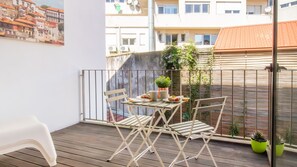 Private balcony with café-style seating, ideal for enjoying breakfast in the sunshine or a relaxed evening glass of wine
#BalconyVibes #CityEscape #PetiteTerrace #LovelyStay