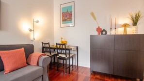 Contemporary dining corner with curated decor and thoughtful lighting for stylish city living
#ArtfulInteriors #DiningInStyle #PortoDesign #BoutiqueStay #UrbanLiving #LovelyStay