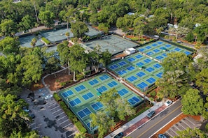 2 free hours of Pickleball or Tennis every day included with your stay!