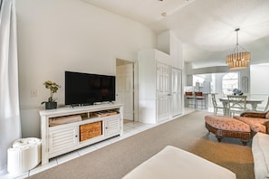 Living Room | Smart TV w/ Cable | Free WiFi