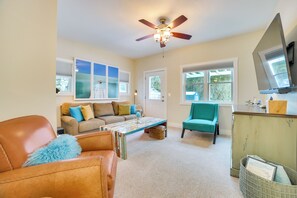 Living Room | King Sleeper Sofa | Smart TV | Free WiFi