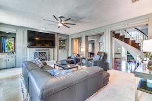 Living Room | 1st Floor | Smart TV | Free WiFi | Central A/C & Heating