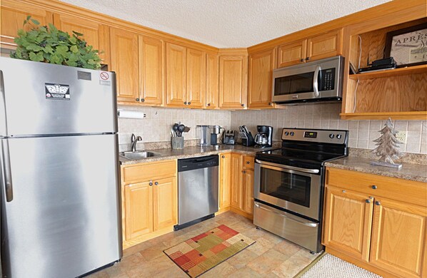 Welcome to Mountain Lodge 306, a modern property with an updated and fully equipped kitchen!