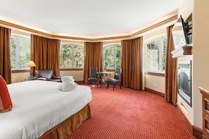 Unit with 1 King size bed. Exact unit will be assigned upon arrival. Views, colors and decor may vary.