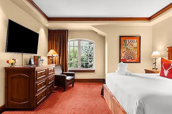 Unit with 1 King size bed. Exact unit will be assigned upon arrival. Views, colors and decor may vary.
