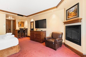 Unit with 1 King size bed. Exact unit will be assigned upon arrival. Views, colors and decor may vary.
