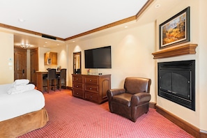 Unit with 1 King size bed. Exact unit will be assigned upon arrival. Views, colors and decor may vary.