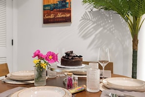 Enjoy full dining in the comfort of your own home. All flatware and silverware with beautiful Wine glasses, water glasses and Cocktail glasses with ice bucket included during your stay. There is even a Cake Stand and Pie Pan to bake your own cake!