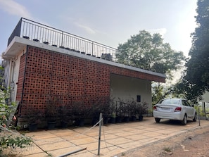 Vista frontal de la propiedad
