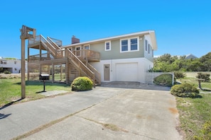 Located just minutes from the beach, this inviting home is perfect for your beach-centered stay!