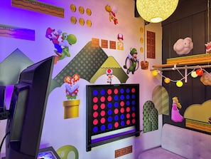 Super Mario themed Arcade system w/3,000 games to choose from.No tokens required