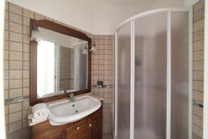 Salle de bain avec douche