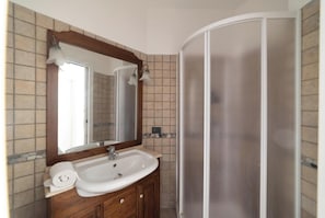 Salle de bain avec douche