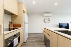 Fully equipped kitchen with essential appliances, ideal for preparing daily meals.