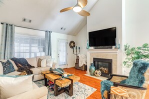 Living Room | Free WiFi | Central Heating & A/C | Smart TV | 1st Floor