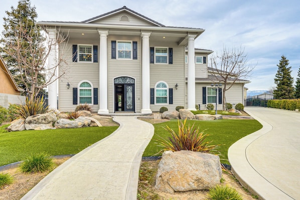 Porterville Vacation Rental | 5BR | 6.5BA | 1 Step to Enter | 6,900 Sq Ft