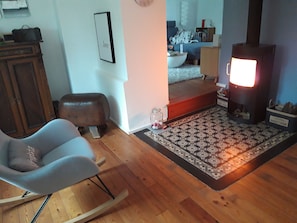 Kaminzimmer mit Schaukelstuhl