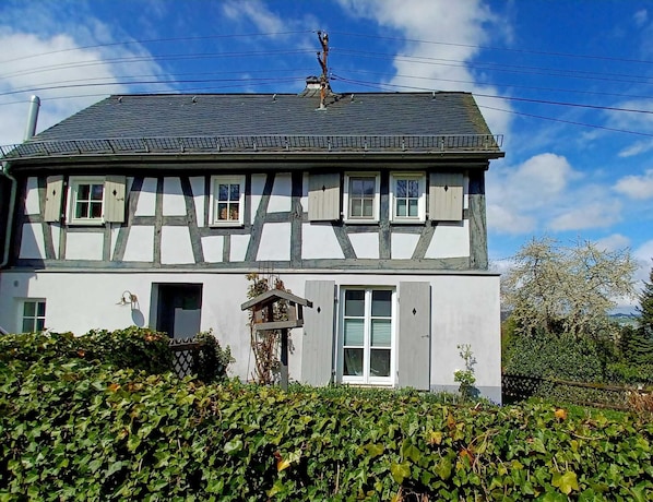 Fachwerkperle:Hinter dem Efeu verbirgt sich ein kleiner Garten mit Gartenmöbeln.