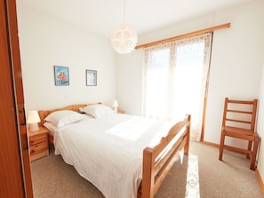 Bett, Möbel, Schlafzimmer, Bedding, Interior Design, Bettdecke, Fussboden, Flooring, Holz, Zimmer