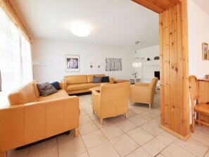 Möbel, Interior Design, Holz, Flooring, Couch, Fussboden, Decke, Zimmer, Wohnzimmer, Beleuchtung