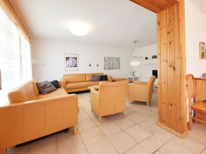 Möbel, Interior Design, Holz, Flooring, Couch, Fussboden, Decke, Zimmer, Wohnzimmer, Beleuchtung
