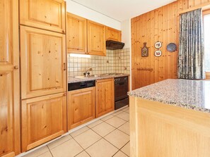 Holz, Cabinetry, Flooring, Interior Design, Fussboden, Schublade, Schrank, Küche, Holzbeize, Hartholz