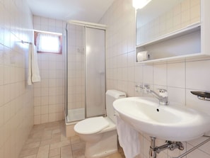 Flooring, Interior Design, Fussboden, Armatur, Badezimmer, Bad Sink, Decke, Sinken, Zimmer, Installation