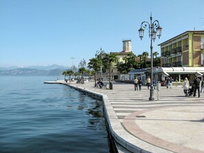 Coastal And Oceanic Landforms, Coast, Tourist Attraction, Sea, Lake, Walkway, Vacation, Leisure, Watercraft, Street Light