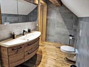 Flooring, Plumbing Fixture, Floor, Plumbing, Sink, Bathroom Cabinet, Bathroom Sink, Tap, Bathroom, Hardwood