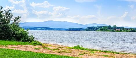 Sky, Blue, Water, Water Resources, Body Of Water, Cloud, Green, Nature, Natural Landscape, Horizon