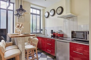 Cuisine américaine équipée avec coin repas