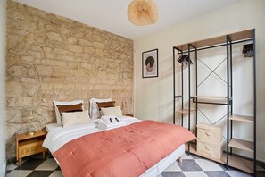 Chambre à coucher avec lit double (160cm)