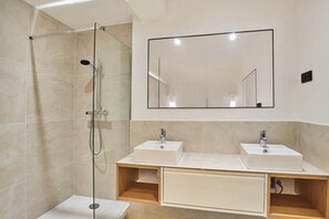 Salle de douche avec lavabo