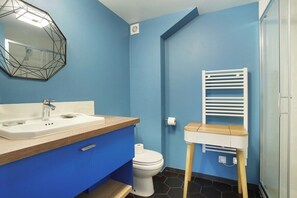 Salle de douche avec toilette
Shower room with toilet