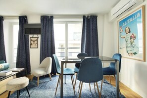 Salle à manger avec coin salon
Dining room with sitting area