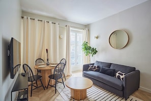 Canapé lit avec coin repas et télévision