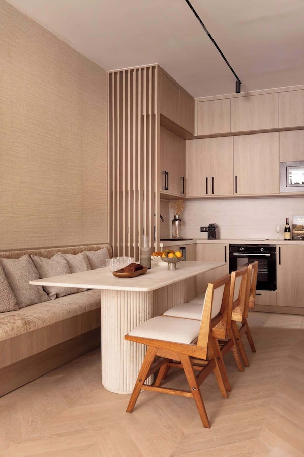 Une cuisine ouverte, parfaitement équipée de tous les éléments essentiels : réfrigérateur, plaques de cuisson, machine à café, grille-pain, bouilloire, micro-ondes, four. Une table pour se restaurer est disponible pour 6 personnes