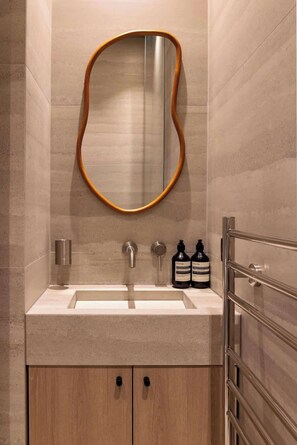 Une seconde salle d'eau est attenante à la chambre 2 : lavabo et douche à l'italienne