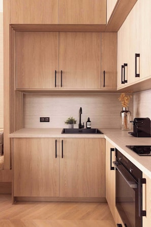Une cuisine ouverte, parfaitement équipée de tous les éléments essentiels : réfrigérateur, plaques de cuisson, machine à café, grille-pain, bouilloire, micro-ondes, four. Une table pour se restaurer est disponible pour 6 personnes