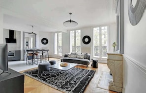 Salon avec cuisine ouverte et espace repas