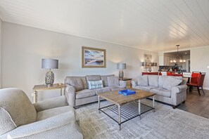 109 Shorewood | Living Room - 109 Shorewood | Living Room