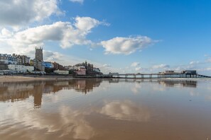 12 Hans Place, Cromer: Cromer's lovely sandy beach and promenade