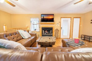 Laurel Mountain Lodge's cozy living area